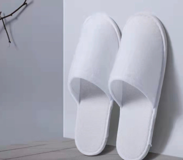 White Non-woven disposable slippers - Closed Toe